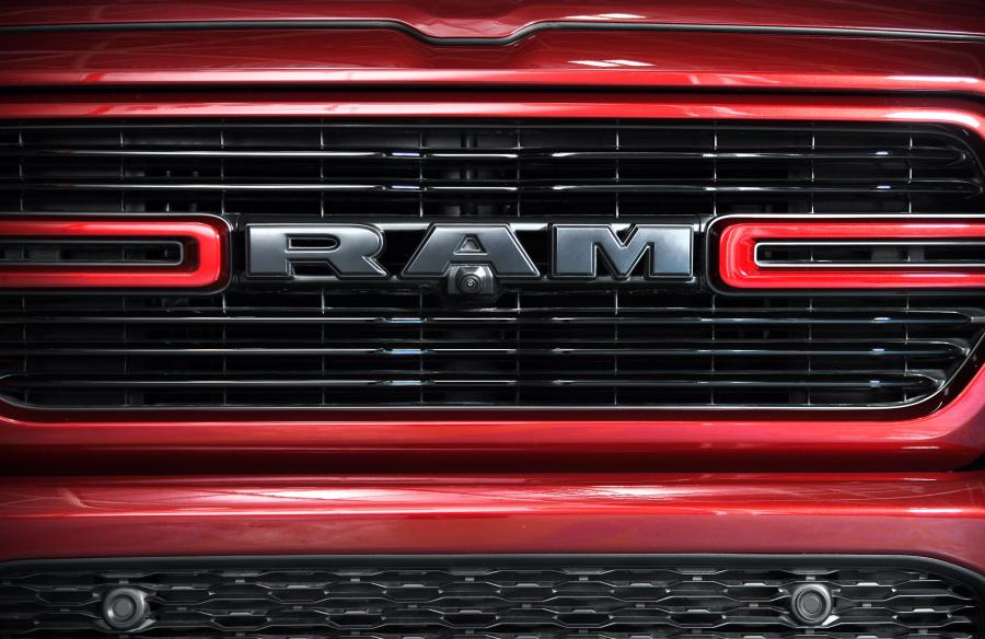 Логотип Ram 1500 Sport Crew Cab (DT) 2018 года  (CA) (фото 14 из 40)